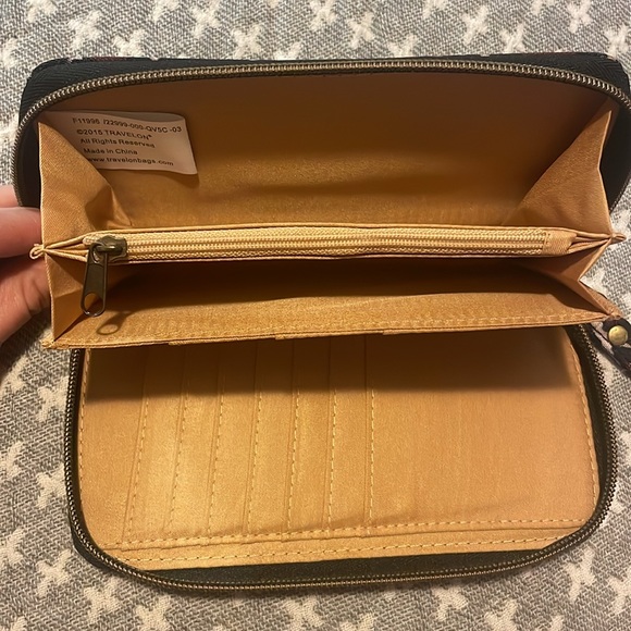 Travelon RFID Blocking Wristlet - Picture 3 of 7